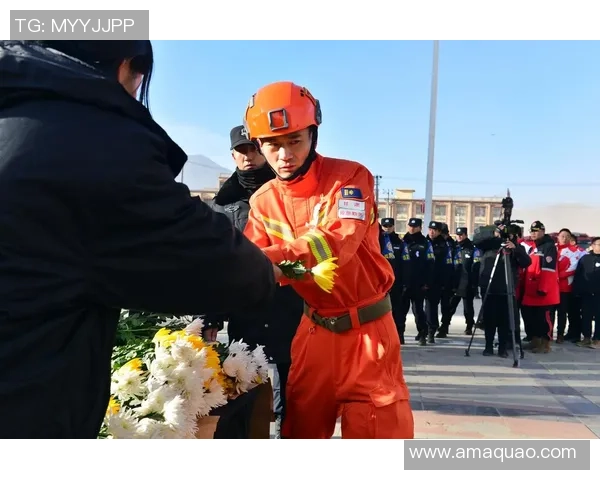 巴萨今日训练前为西班牙列车事故遇难者举行默哀仪式表达哀悼之情